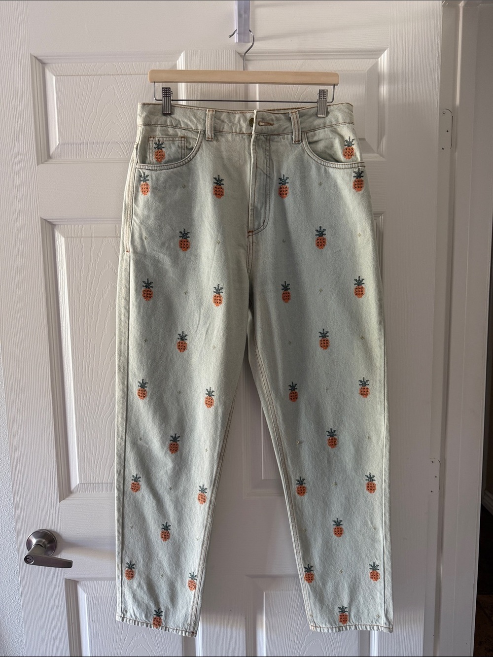 FARM Rio |  Embroidered Pineapple - Light Wash Jeans | BR 42 / US 10 / 29